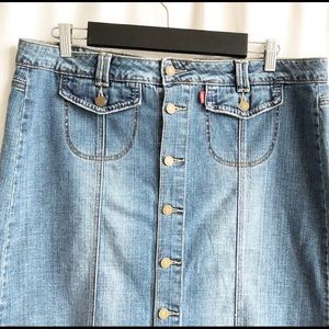 Levi's Skirts - Levi’s button up skirt with front pockets Levi's Skirts - Levi’s button up skirt with front pockets